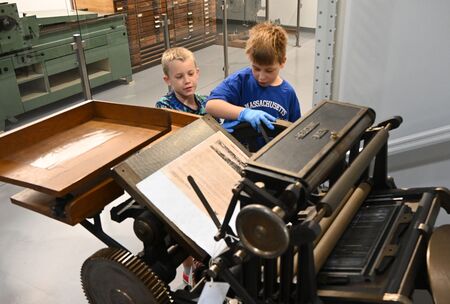 5 otroci v muzejskih depojih_ob tiskarskem stroju